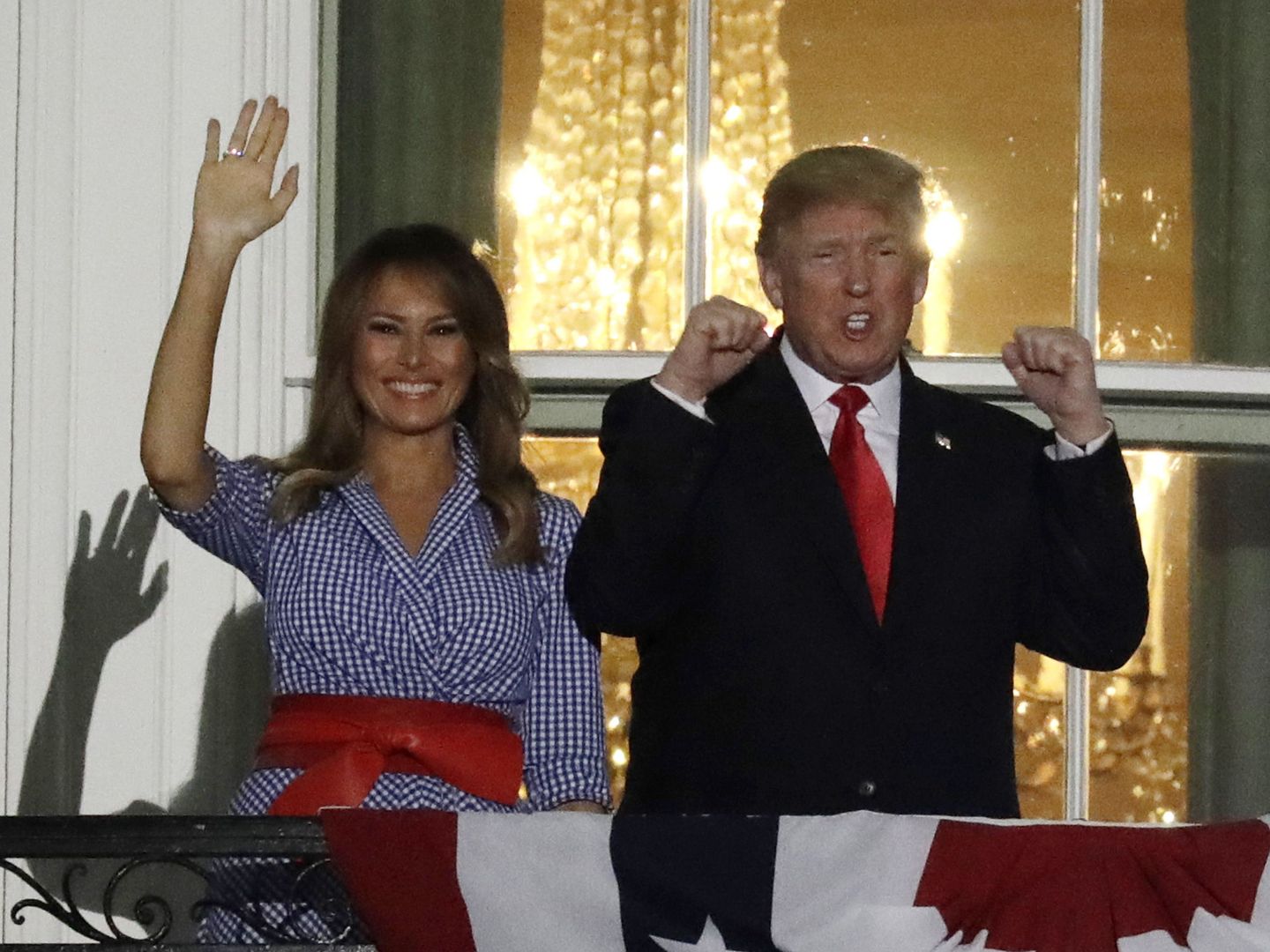 La pareja presidencial desde el balcón de la Casa Blanca. (EFE)