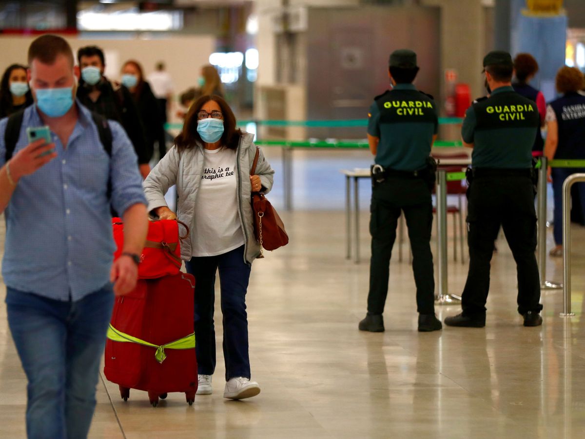 Foto: Varios turistas en el Aeropuerto Adolfo Suárez-Madrid Barajas, esta mañana. (Reuters)
