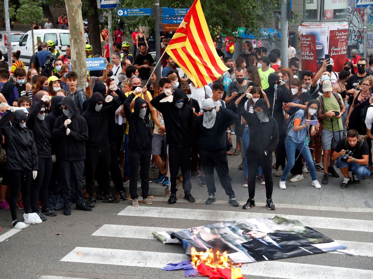Foto: Manifestantes queman fotografías de la reunión de Sánchez y Aragonès. (EFE)