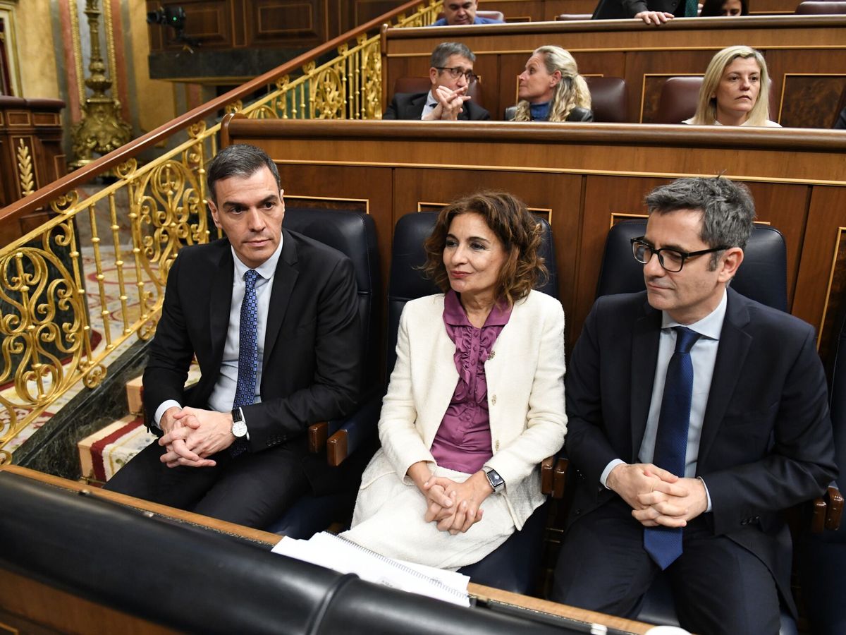 Foto: Pedro Sánchez, María Jesús Montero y Félix Bolaños, durante una sesión plenaria en el Congreso. (Europa Press/Fernando Sánchez)