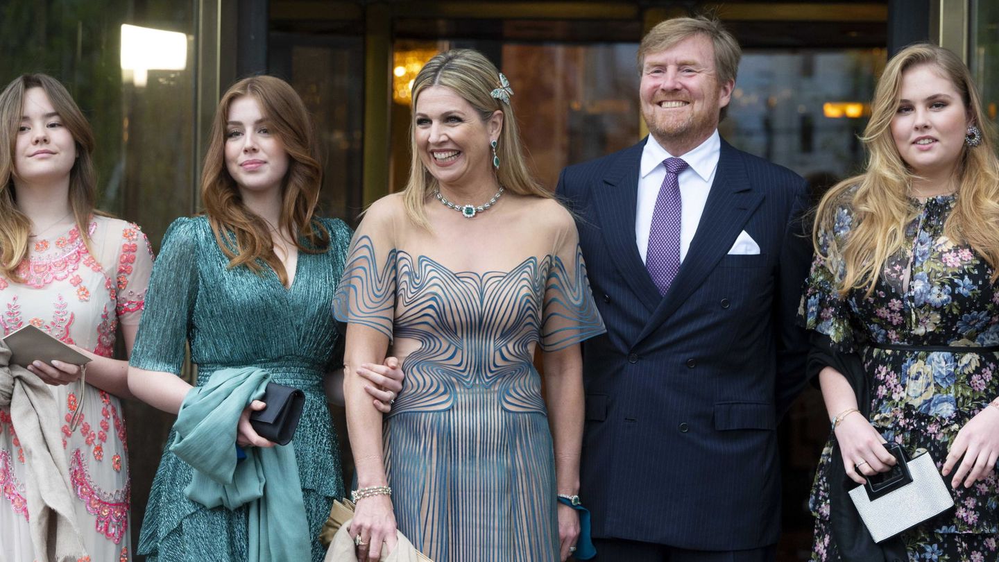 Los reyes de Holanda, con sus tres hijas. (EFE)