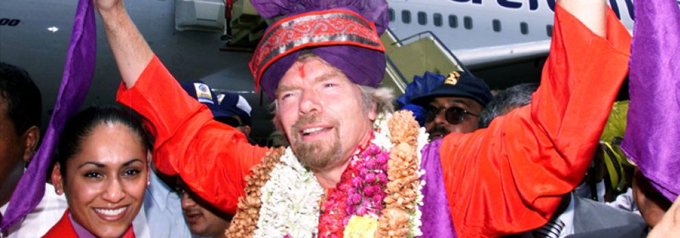 Foto: El multimillonario Richard Branson, "azafata" por un día tras perder una apuesta