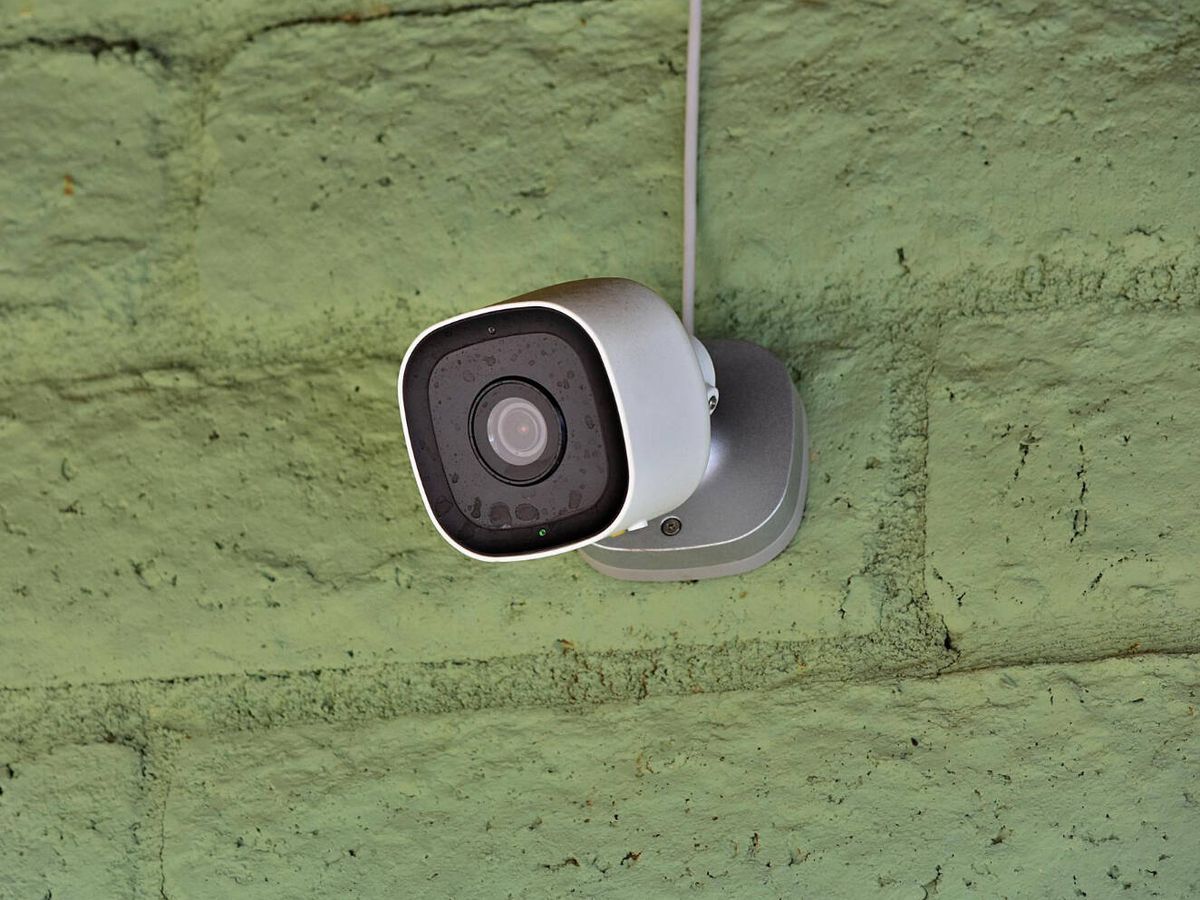 Foto: Tu teléfono puede ayudarte a descubrir cámaras ocultas en tus alojamientos (wirestock para Freepik)
