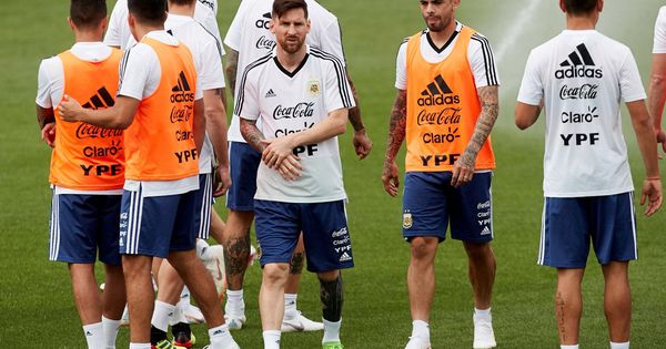 Foto: Messi, en el entrenamiento de la selección argentina en la Ciudad Deportiva Joan Gamper de Barcelona. (EFE)