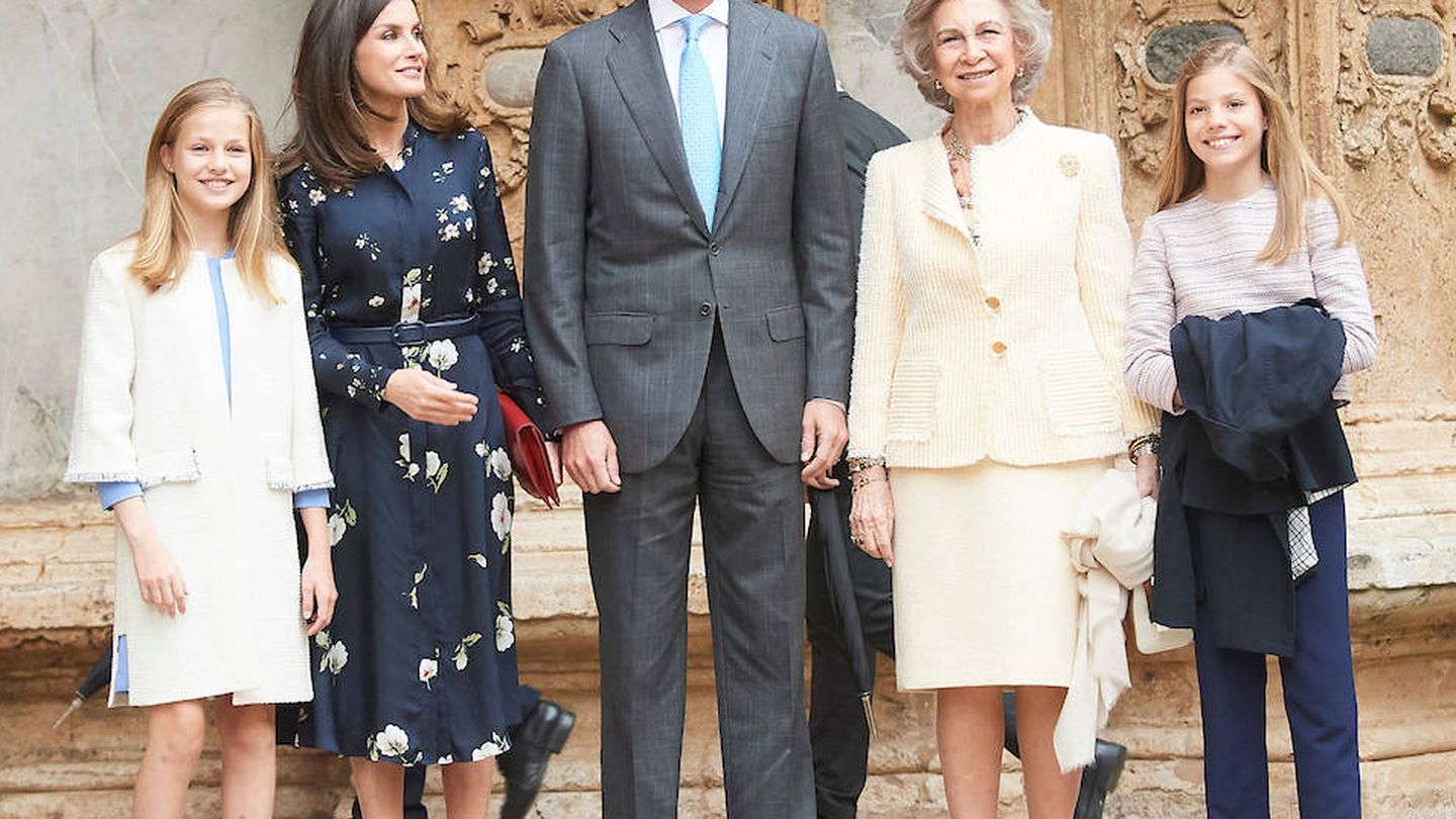 Los Reyes de España junto a sus hijas y la Reina emérita a la llegada a la catedral de Palma. (Limited Pictures)