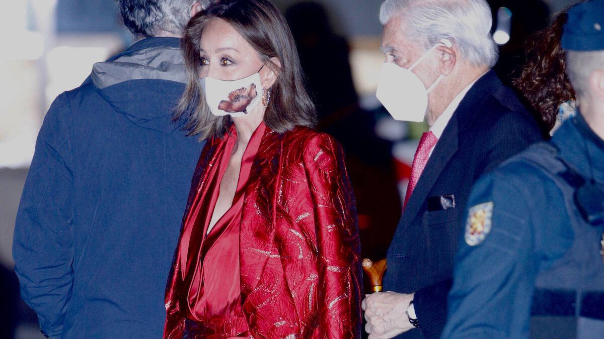 Todos los detalles del look 'reina roja' de Isabel Preysler para acompañar a doña Sofía 