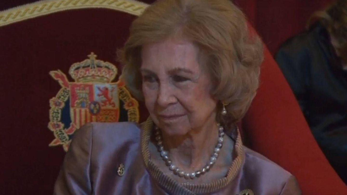 La reina Sofía, emocionada mientras escucha a Leonor. (TVE)