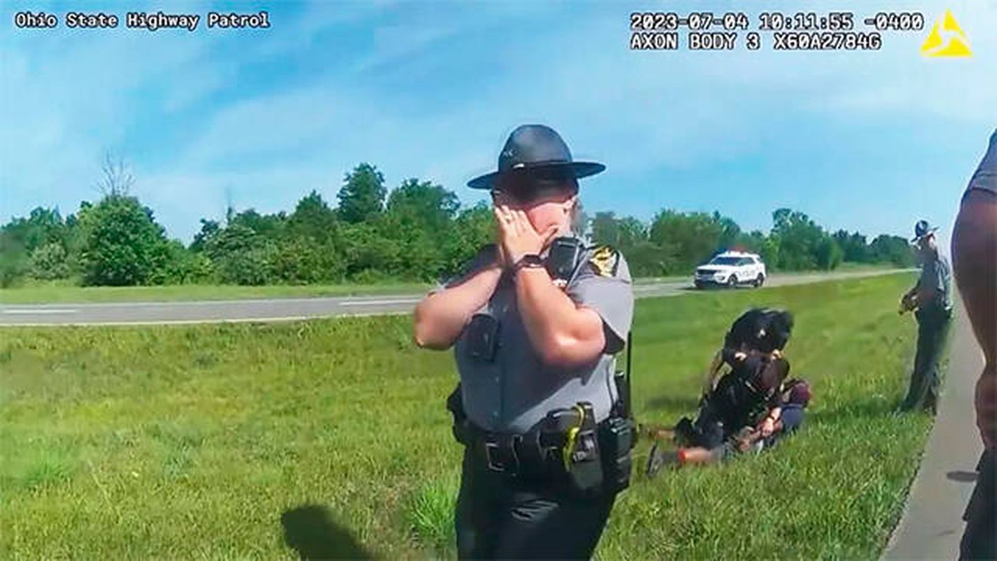 Una policía con las manos en la cara tras ver el ataque de un perro policía a un hombre negro desarmado (Patrulla de Carreteras del Estado de Ohio)