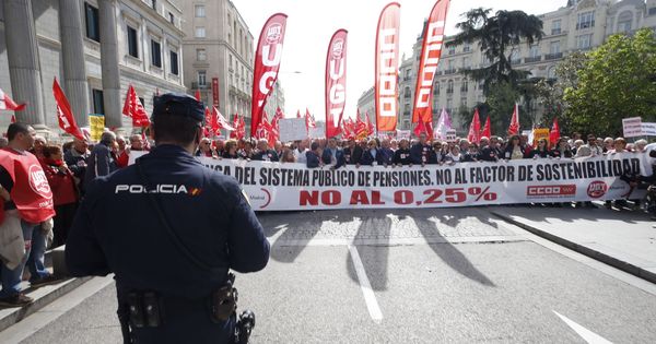 Foto: Manifestación convocada por UGT y CCOO en defensa de unas pensiones "dignas". (EFE)