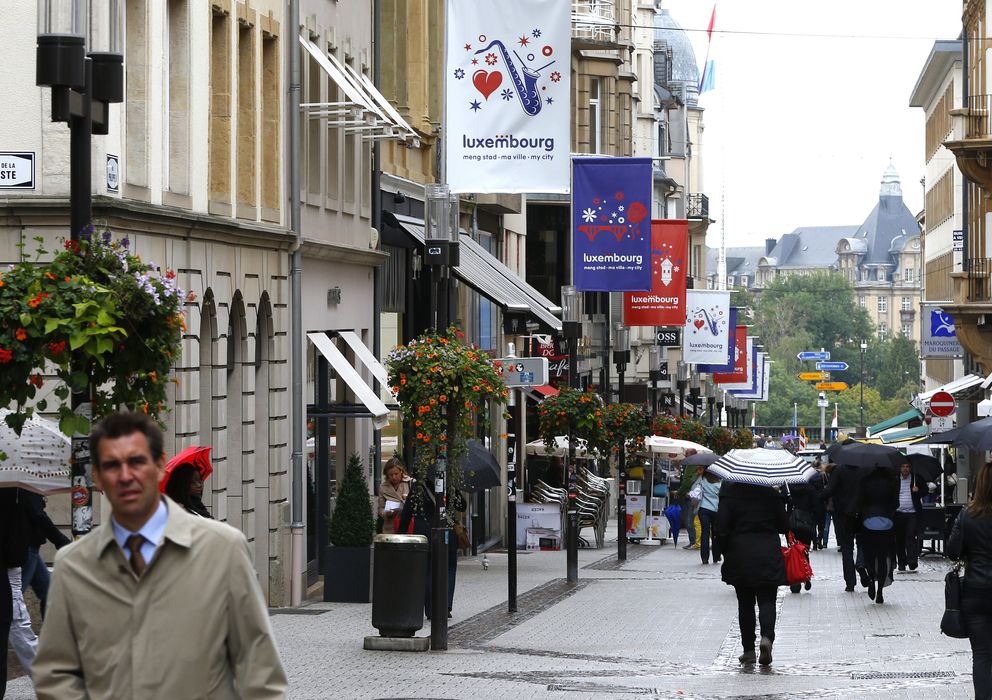 Foto: Varios peatones caminan en el centro de la ciudad de Luxemburgo. (Reuters)