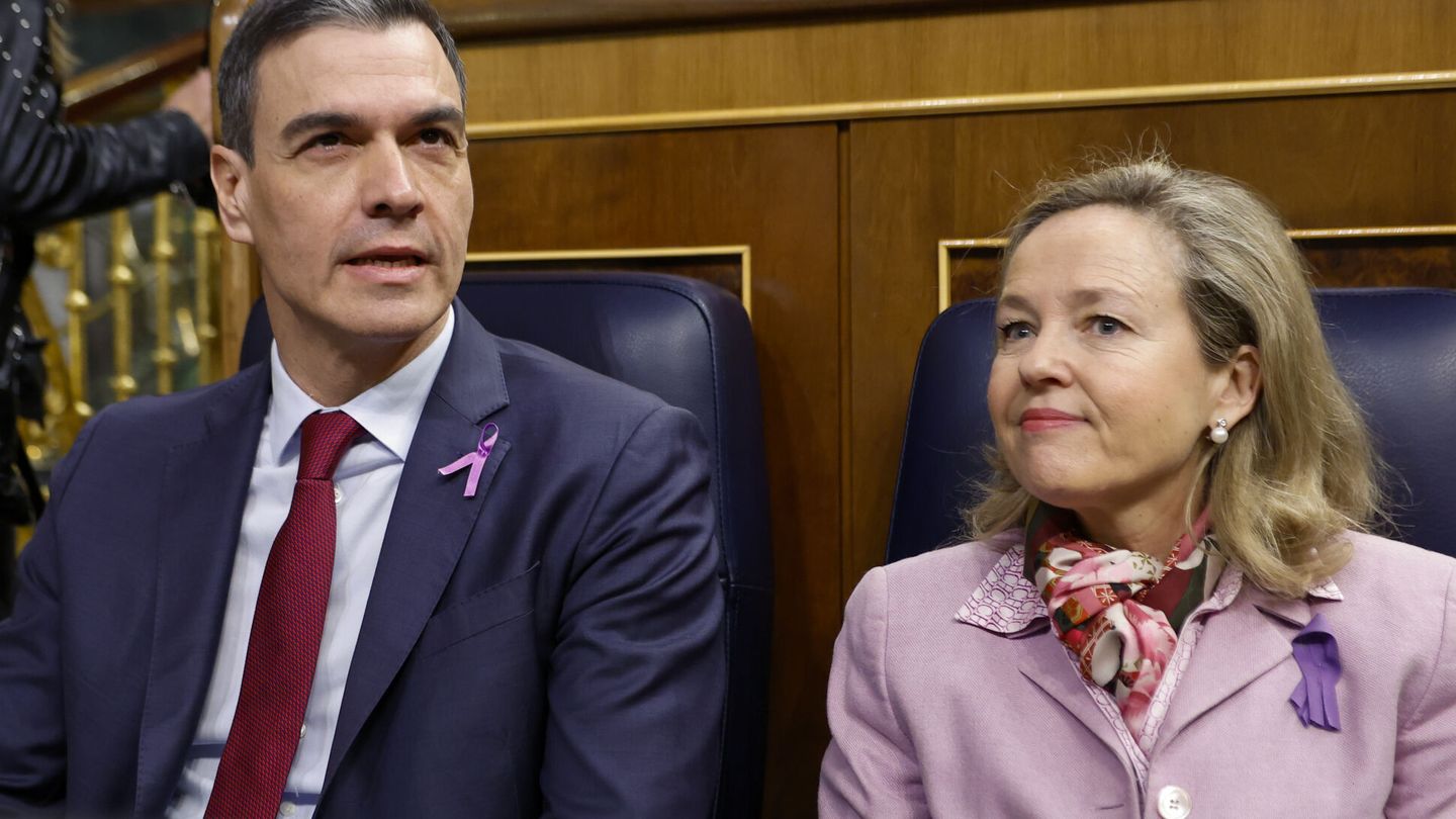 El presidente del Gobierno, Pedro Sánchez, y la vicepresidenta económica, Nadia Calviño. (EFE/Chema Moya) 