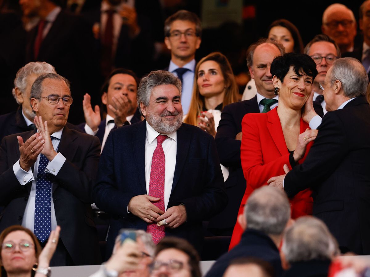 Foto: El presidente del Real Madrid, Florentino Pérez (de espaldas), y el presidente del CSD, Rodríguez Uribes (segundo por la izquierda), en el palco del Bernabéu. (AFP7)