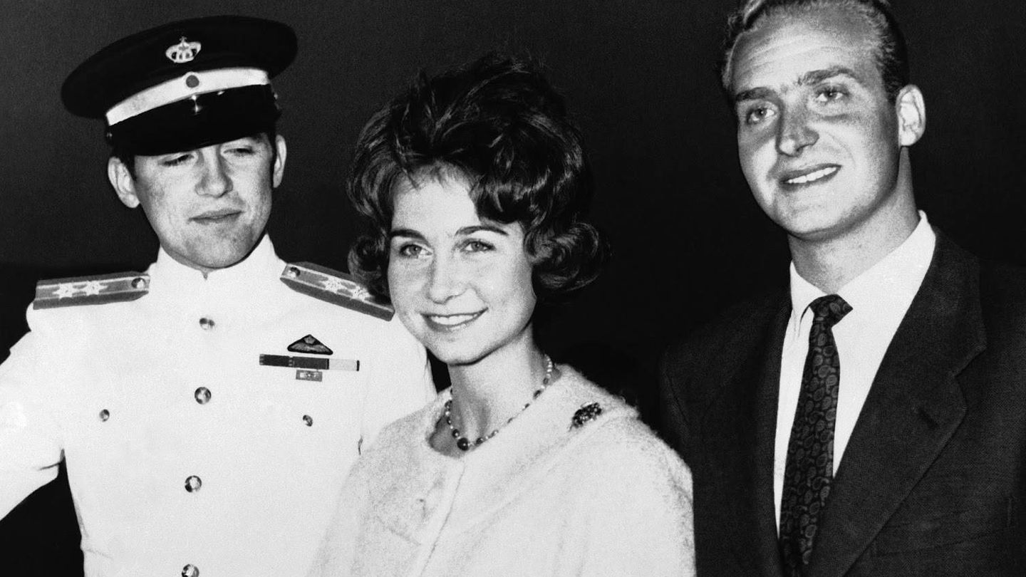 Constantino II de Grecia, con su hermana, Sofía, y Juan Carlos de Borbón, en 1961, cuando se anunció el compromiso. (Reuters)