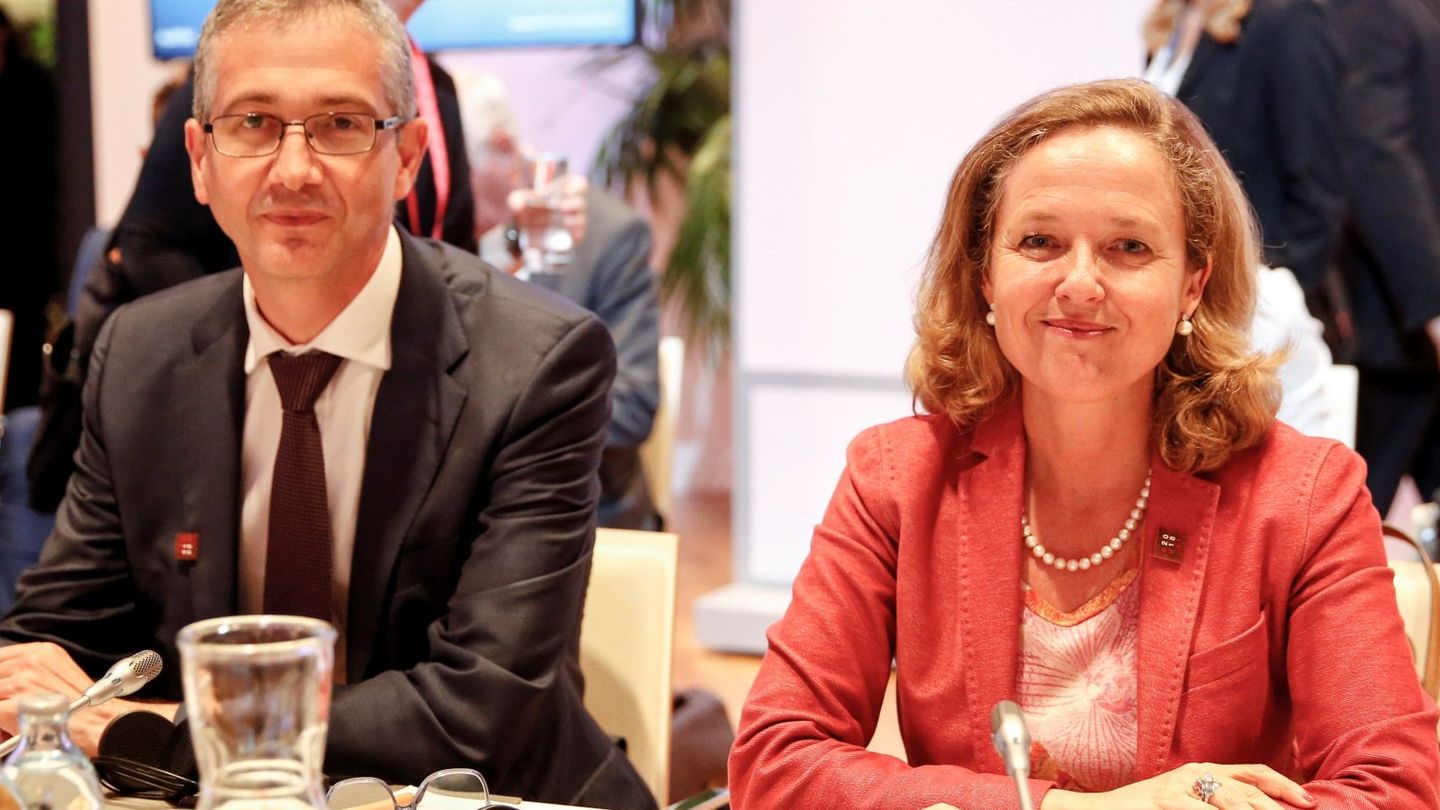 El gobernador del Banco de España, Pablo Hernández de Cos (i), y la vicepresidenta Nadia Calviño (d). (EFE)