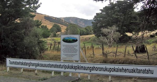 Foto: Imagen del nombre del pueblo neozelandés, con la montaña donde se encuentra al fondo. (CC)