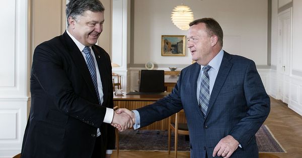 Foto: El jefe del Gobierno danés, Lars Løkke Rasmussen (d), estrecha la mano del presidente de Ucrania, Petró Poroshenko. (EFE)