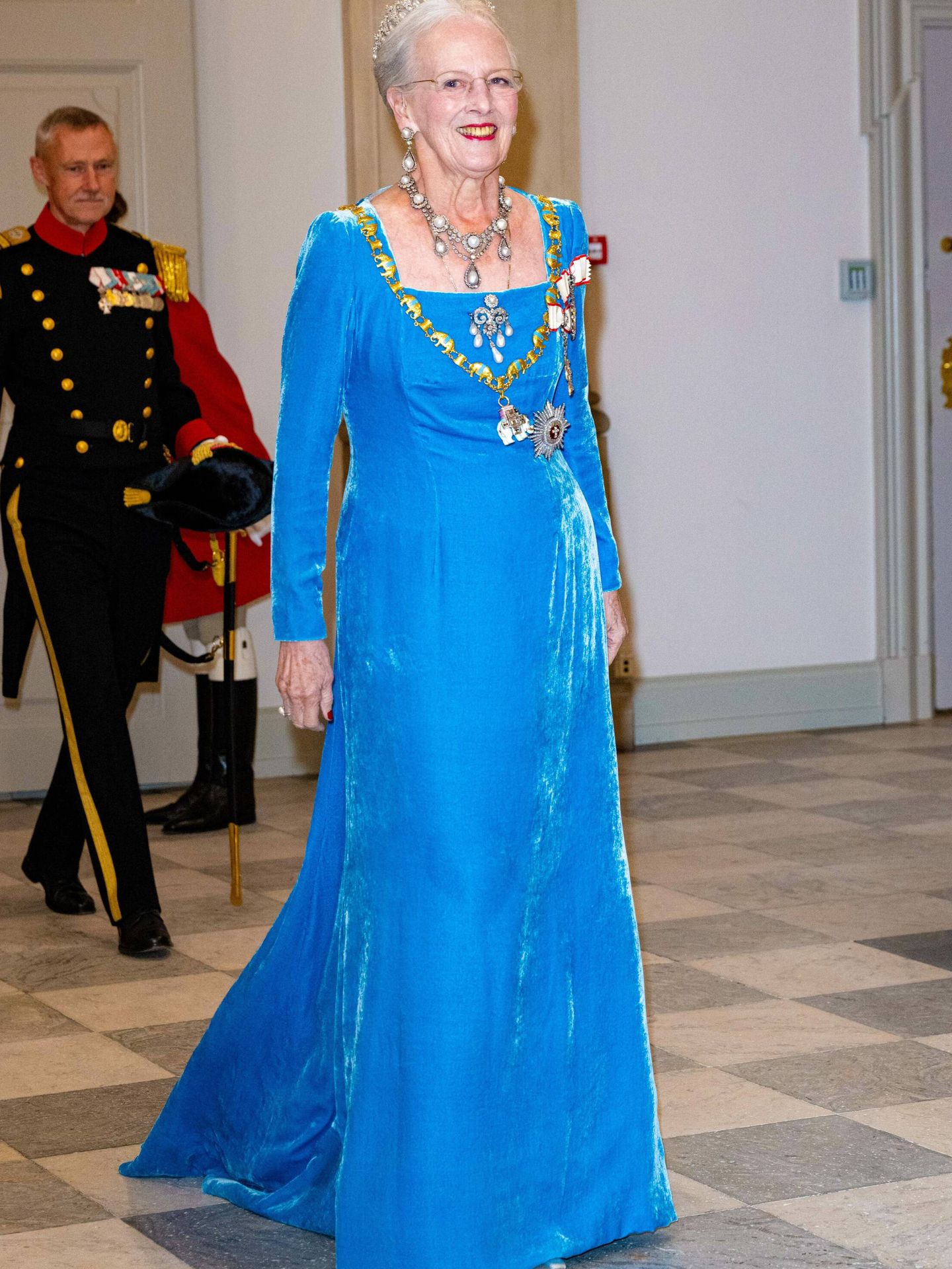 La reina Margarita, en la cena de gala con motivo de su Jubileo de Oro. (Cordon Press)