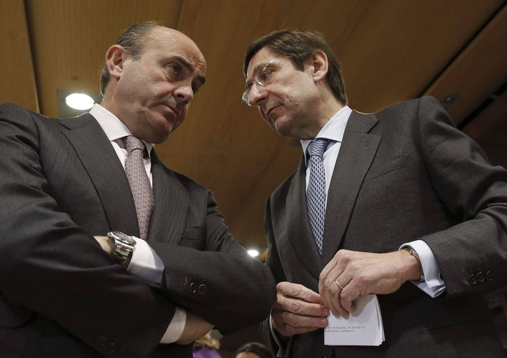 Foto: El ministro de Economía, Luis de Guindos (izda), y el presidente de Bankia, José Ignacio Goirigolzarri