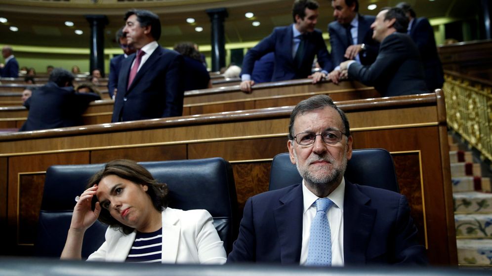 Foto: El presidente del Gobierno en funciones, Mariano Rajoy, y la vicepresidenta Soraya Sáenz de Santamaría, durante la sesión constitutiva de las Cortes Generales de la XII Legislatura. (Reuters)