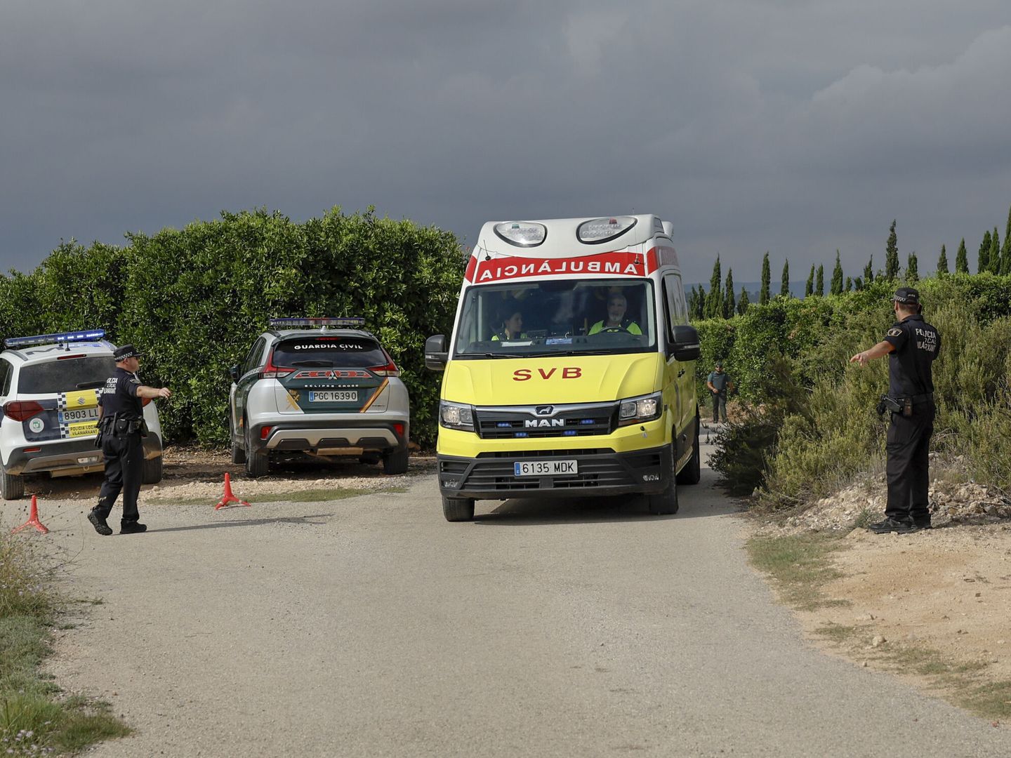 Una ambulancia abandona el lugar de la explosión, (EFE/Biel Aliño)