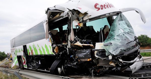 Foto: El autobús accidentado en Madridejos. (EFE)