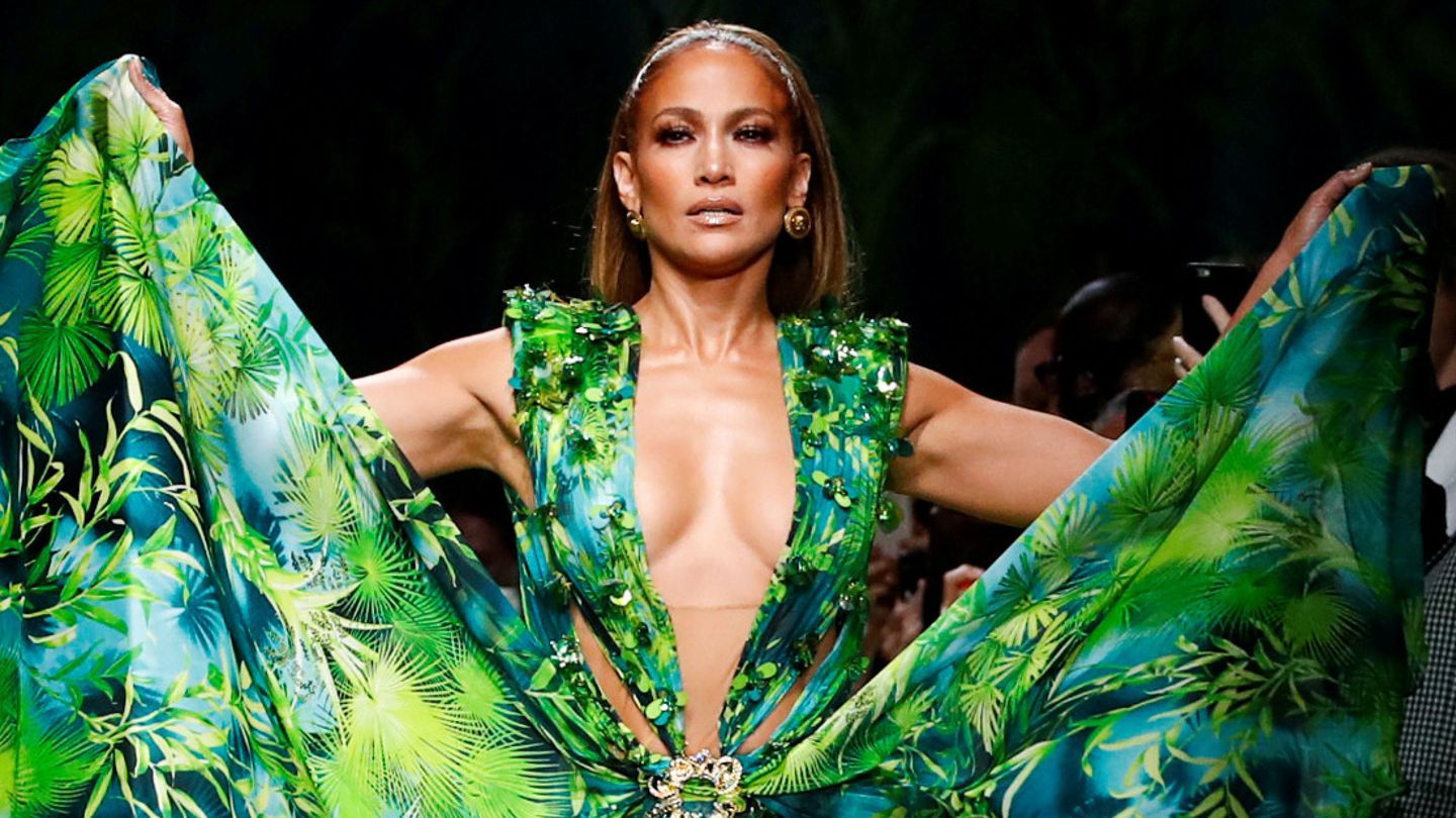 Jennifer Lopez, en el desfile Spring Summer 2020 de Versace. (Reuters/Alessandro Garofalo)