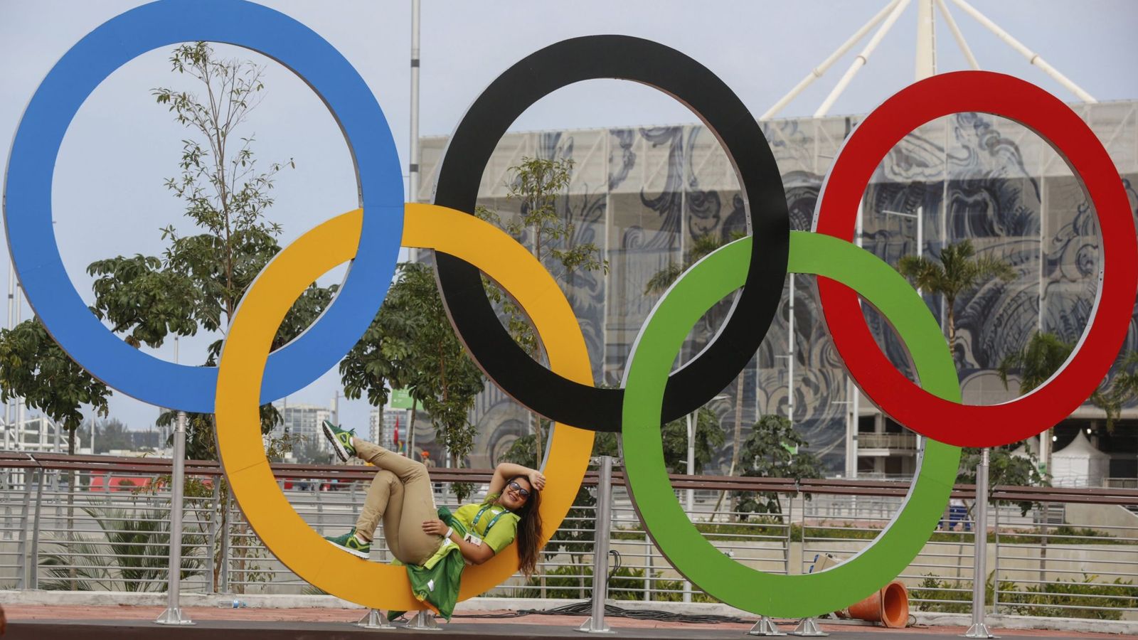 Foto: Una voluntaria descansa en los anillos olímpicos en la Villa Olímpica en Río de Janeiro (Brasil). EFE