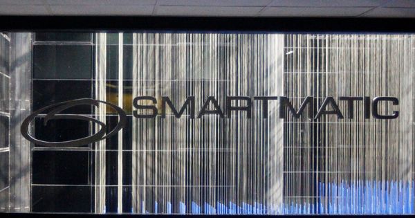 Foto: El logo de Smartmatic en las oficinas de la compañía en Caracas, el 2 de agosto de 2017. (Reuters)