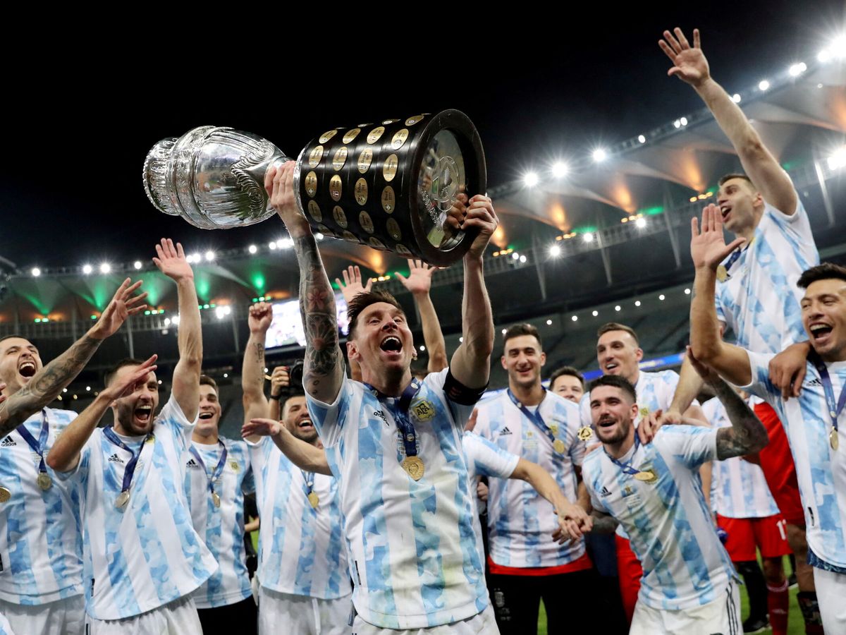 Foto: Leo Messi levanta el título de campeón de la Copa America 2021. (REUTERS/Amanda Perobelli).