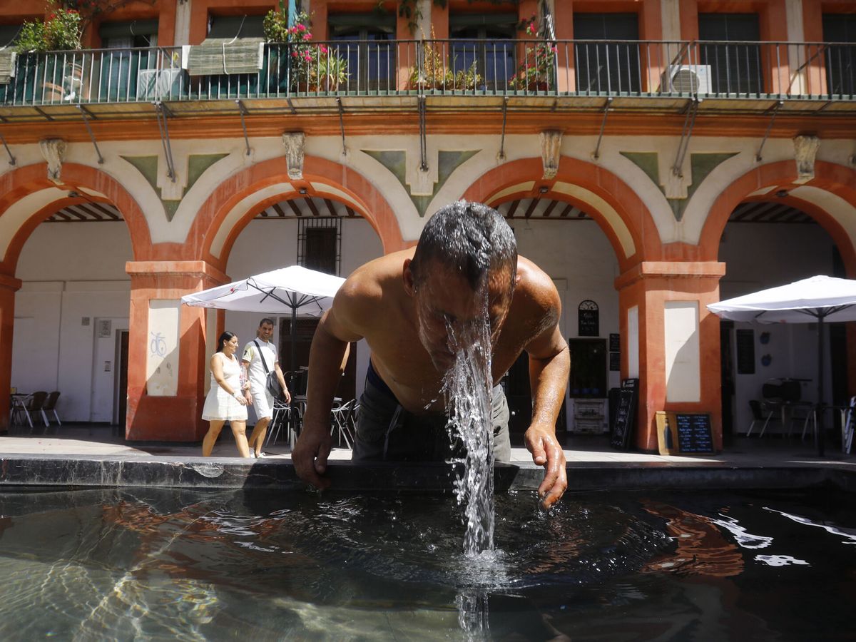 Foto: Un hombre refrescándose en una fuente. (EFE/Salas)