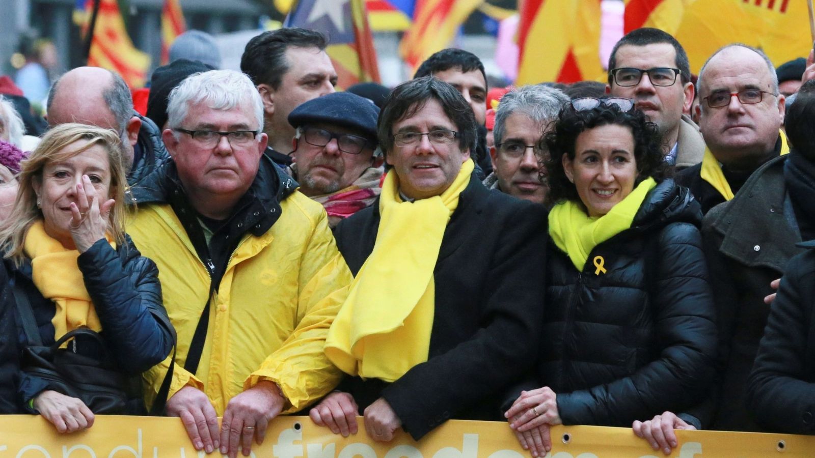 Foto: El expresidente de la Generalitat Carles Puigdemont (c) y la secretaria general de ERC, Marta Rovira (d), en una manifestación independentista en Bruselas. (EFE)