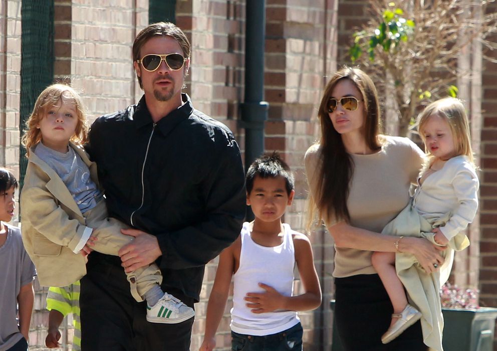 Foto: Brad Pitt y Angelina Jolie con sus hijos Maddox , Knox y Vivienne (I.C.)