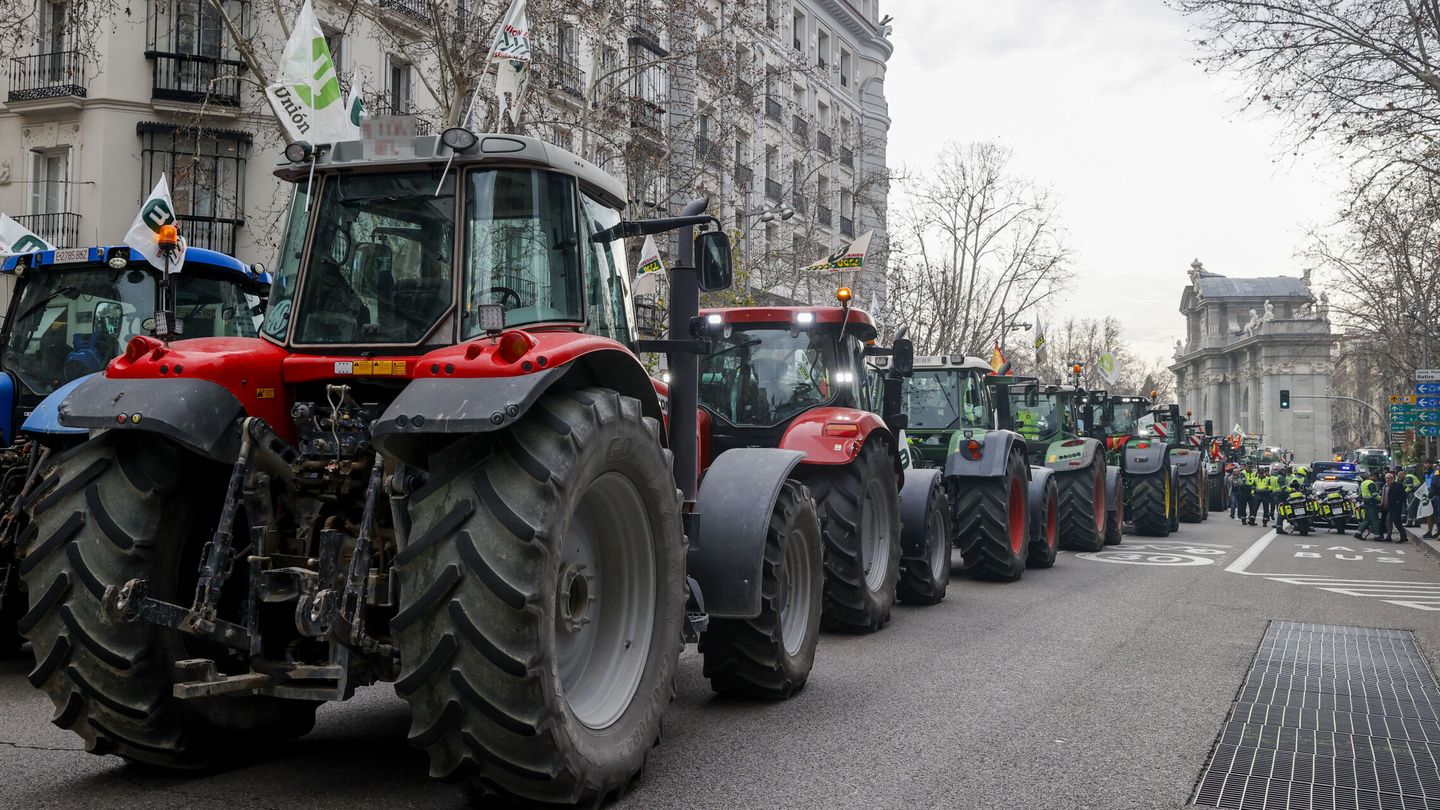 MADRID, 21 02 2024.- Los agricultores llegados desde distintos puntos con sus tractores que se manifiestan este miércoles por el centro de Madrid, en una marcha que concluye frente al Ministerio de Agricultura, Pesca y Alimentación, concentrados junto a la Puerta de Alcalá. EFE J P GANDUL 