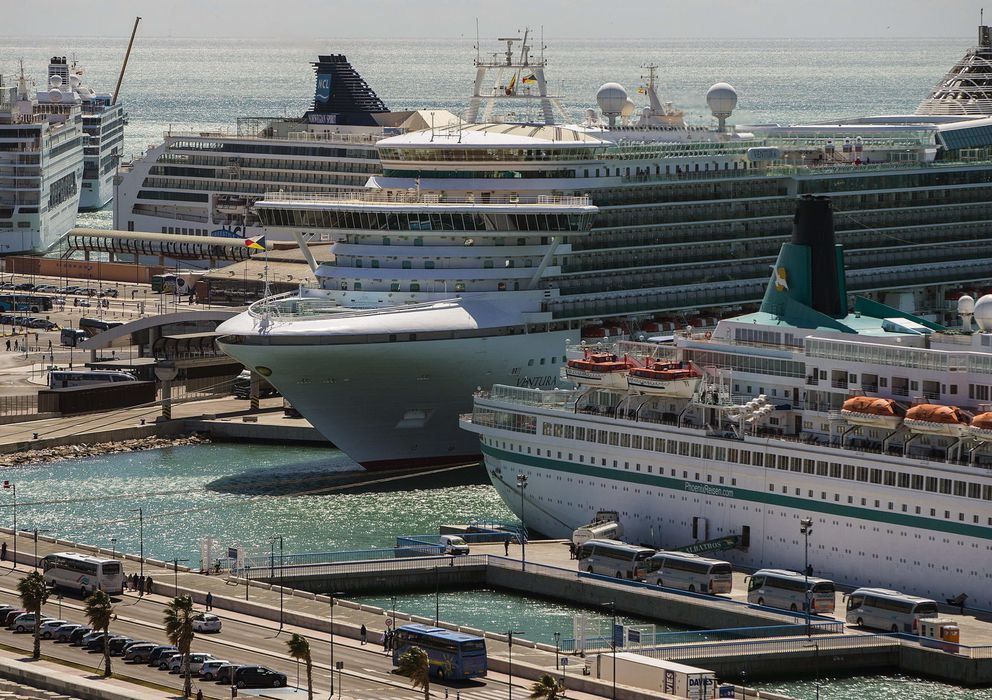 Foto: Cinco cruceros coinciden en el Puerto de Málaga. (Efe)