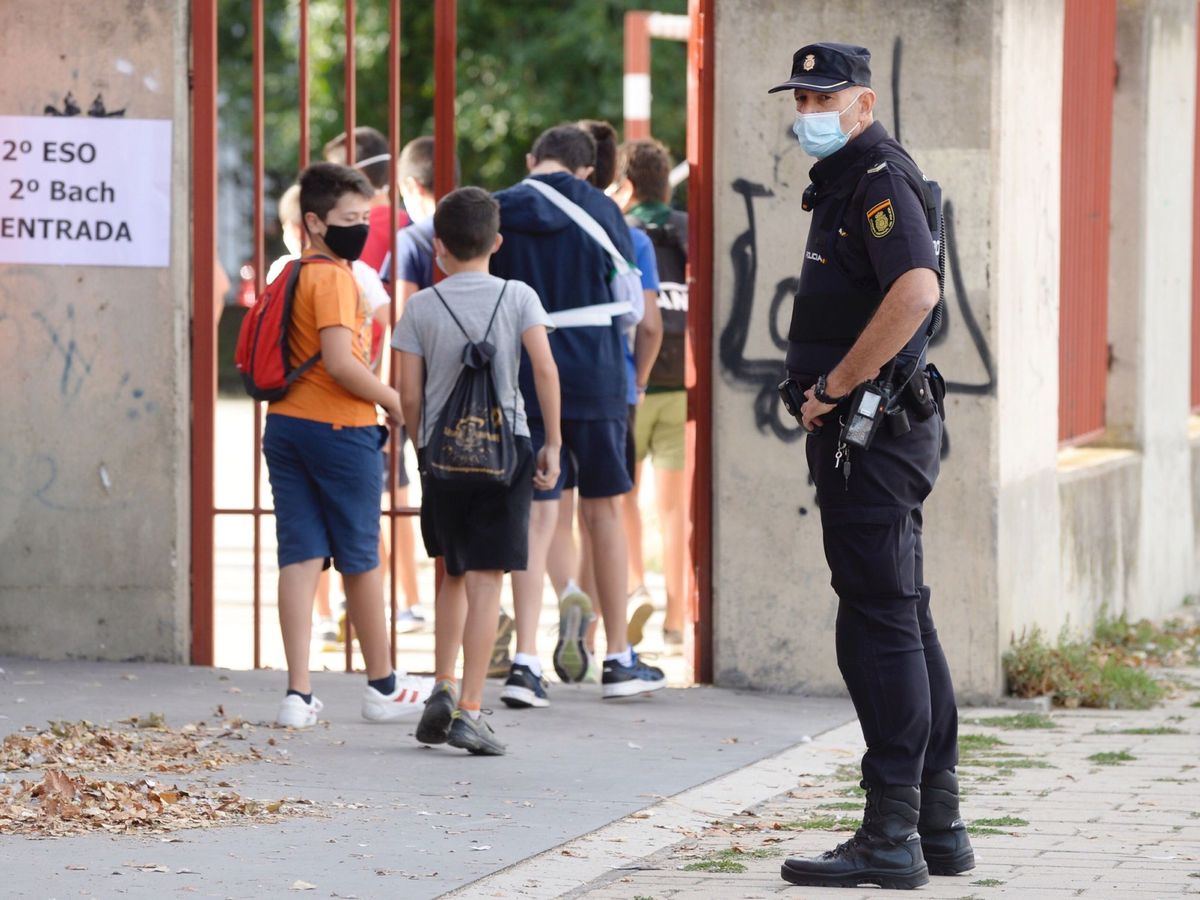 Foto: Un policía vigila el acceso a un centro escolar. (EFE)