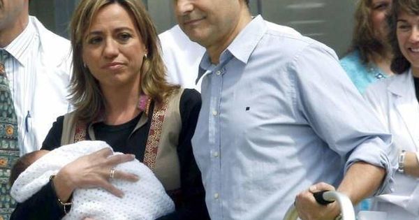 Foto: Carme Chacón y Miguel Barroso con su hijo recién nacido. (EFE)