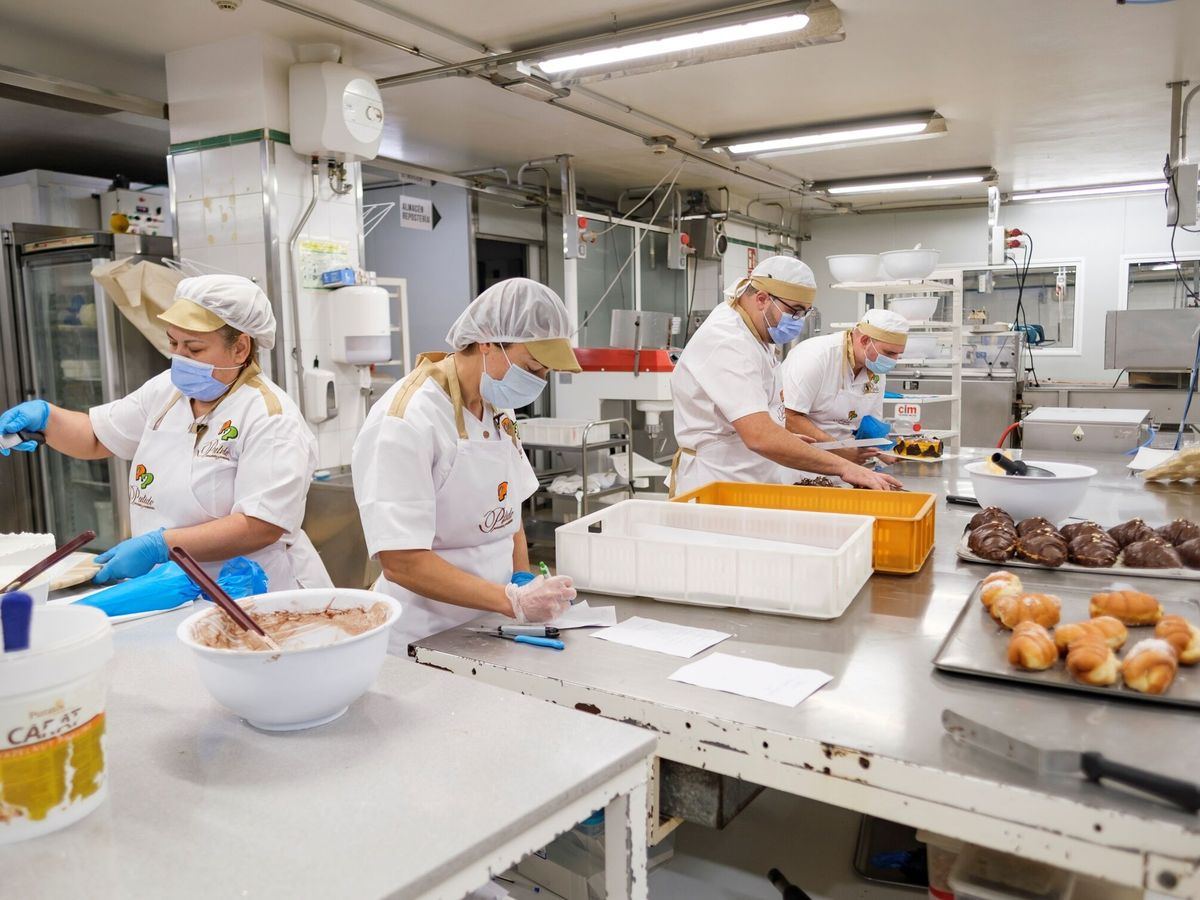 Foto: Jornada de trabajo en una panadería. (EFE/Ángel Medina G.)