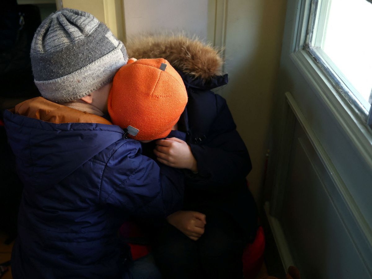 Foto: Dos niños refugiados ucranianos se abrazan en la estación de tren de Przemysl (Polonia), cerca de la frontera con Ucrania. (Reuters/Hannah McKay)