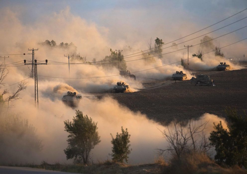Foto: Tanques israelíes maniobran en el borde de la Franja de Gaza durante la ofensiva terrestre (Reuters).