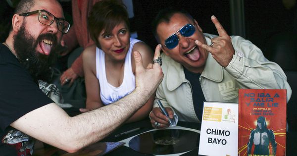 Foto: Chimo Bayo, firmando libros en Barcelona en el pasado Sant Jordi. (EFE)