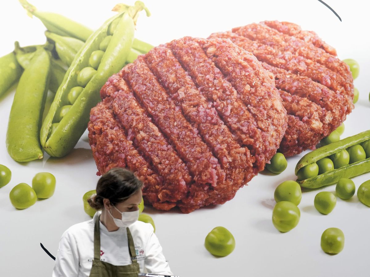 Foto: Una cocinera prepara hamburguesas de proteína vegetal en el Salón Alimentaria. (EFE/Alejandro García)