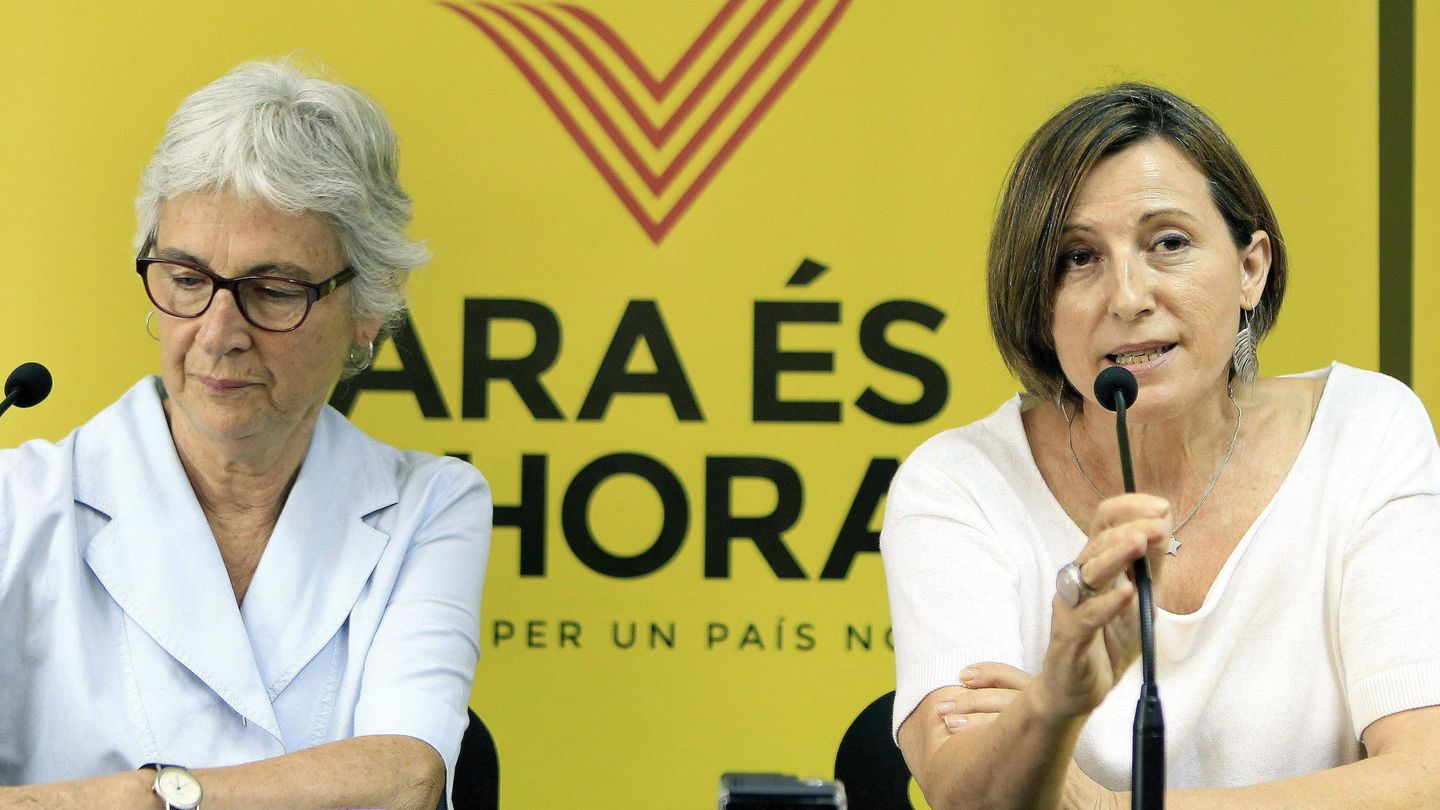 La presidenta de la Asamblea Nacional Catalana (ANC), Carme Forcadell (d). (EFE)