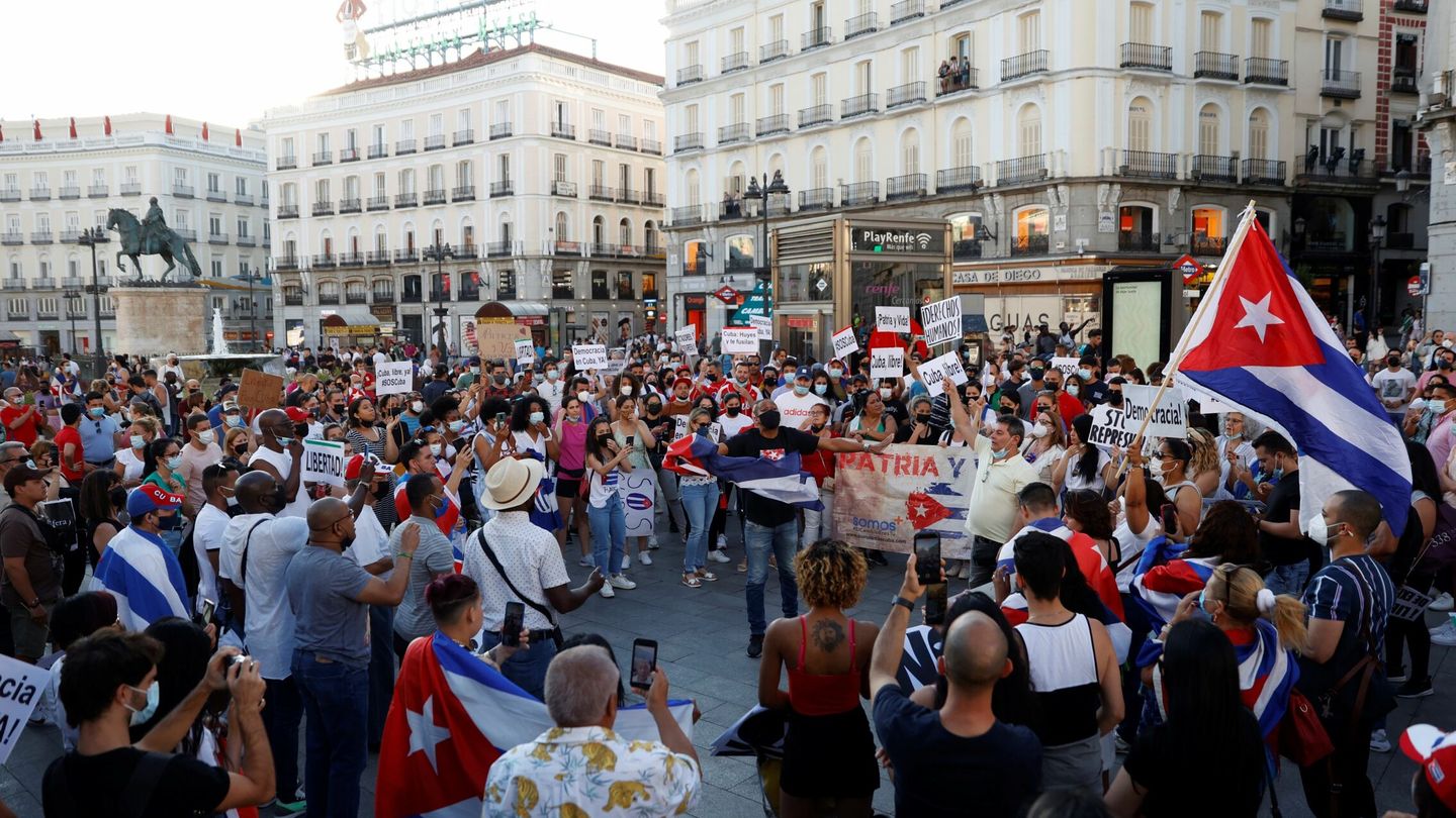 Varias personas participan en la concentración 'Por una Cuba libre' en la Puerta del Sol. (EFE)