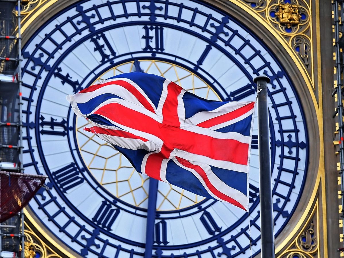 Foto: La bandera británica, sobre el Big Ben, en Londres. (EFE)
