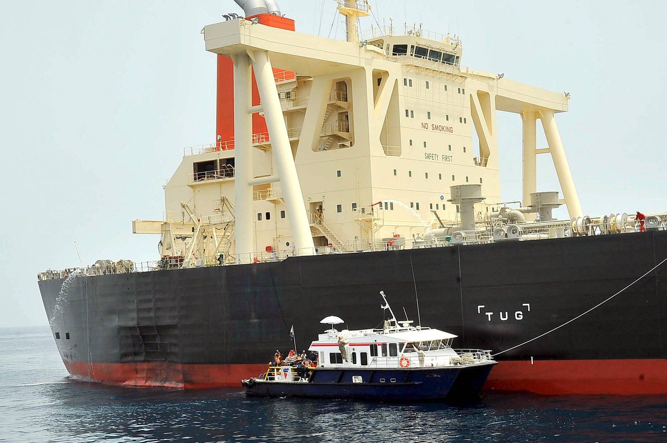 El petrolero japonés 'M.Star' sufrió una explosión el miércoles 28 de julio de 2010, cuando navegaba en el estrecho de Ormuz. Imagen cedida por la Agencia de Noticias Emiratos (WAM) 