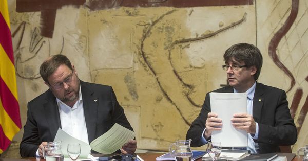 Foto: El presidente de la Generalitat, Carles Puigdemont (d), junto al vicepresidente del Govern y 'conseller' de Economía, Oriol Junqueras (d). (EFE)