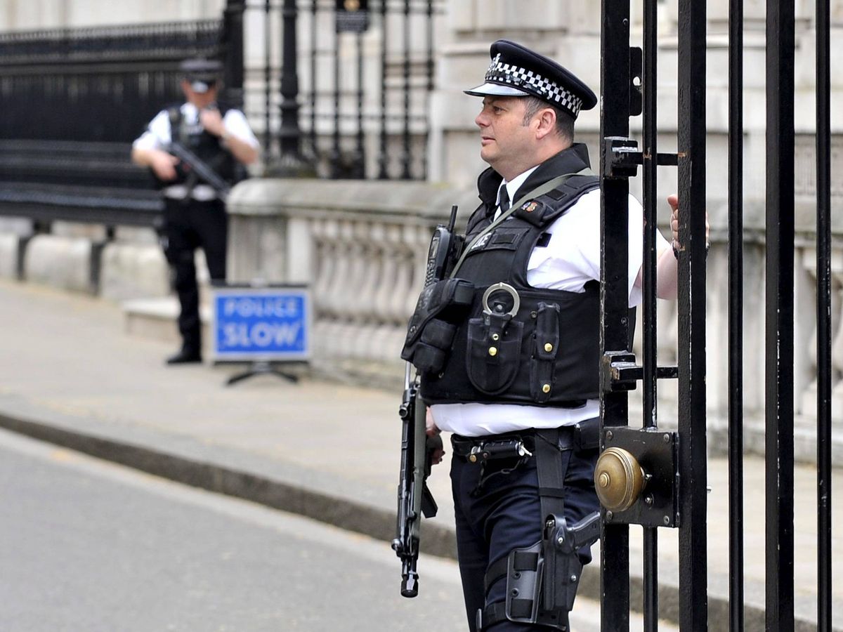 Foto: Un polícía vigila en Downing Street en el centro de Londres. (EFE)