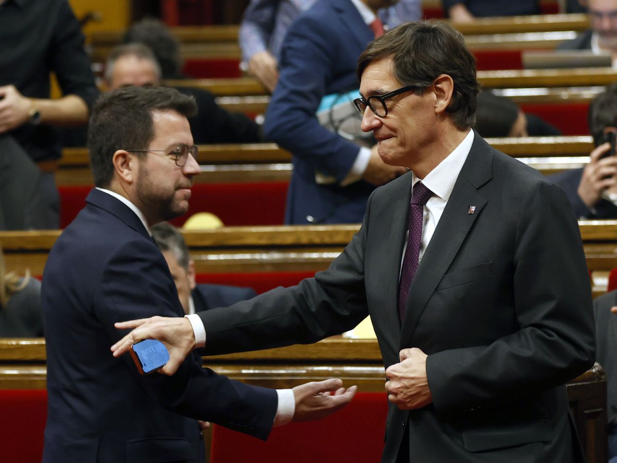 Foto: El líder del PSC, Salvador Illa, junto al presidente de la Generalitat, Pere Aragonès. (EFE)
