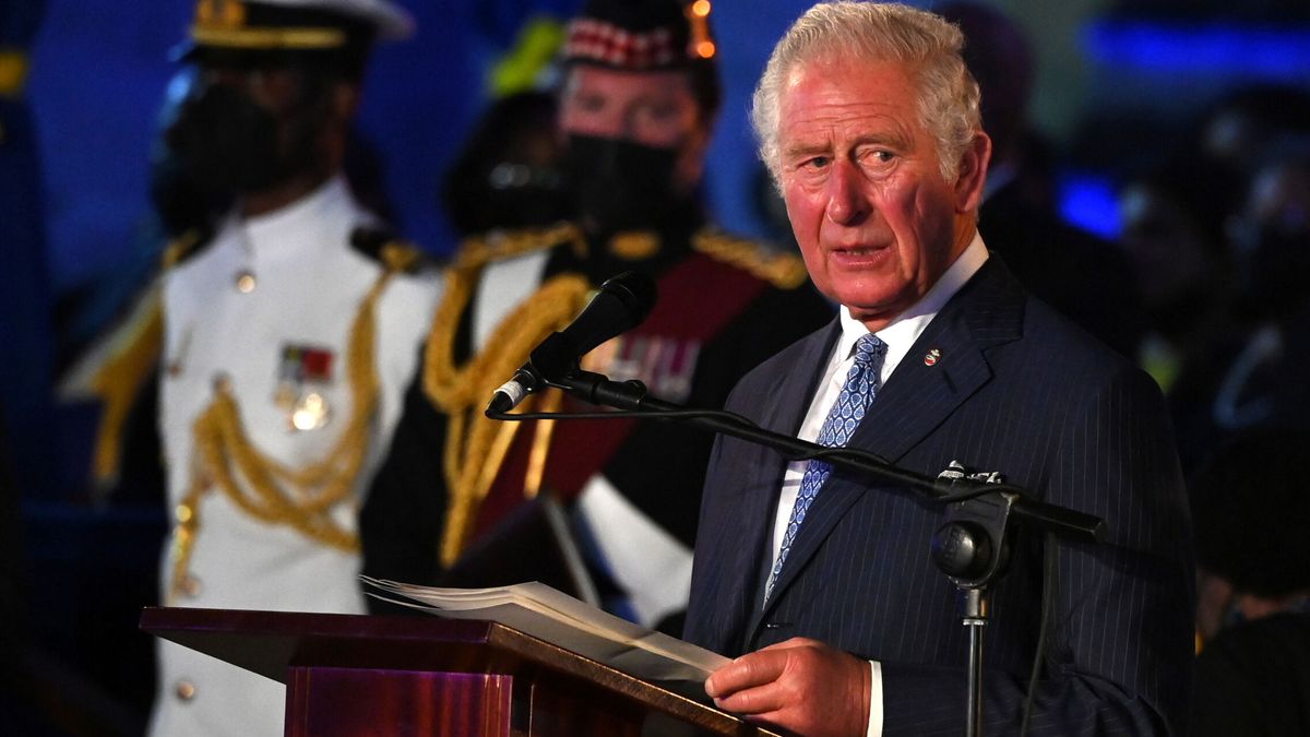 El príncipe Carlos y su 'cabezadita' en Barbados: el vídeo viral