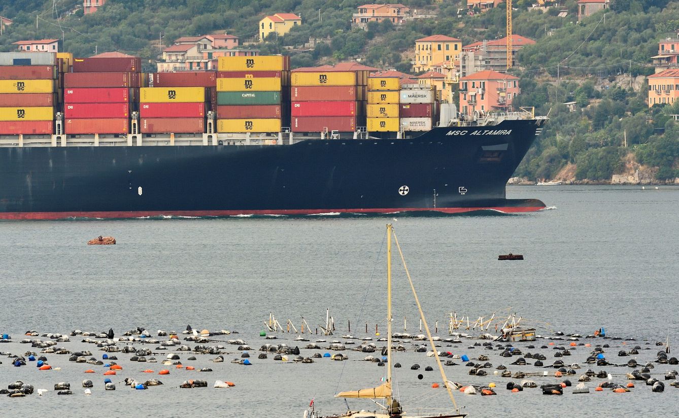 Un carguero en las costas de Italia. (Reuters/Flavio Lo Scalzo)